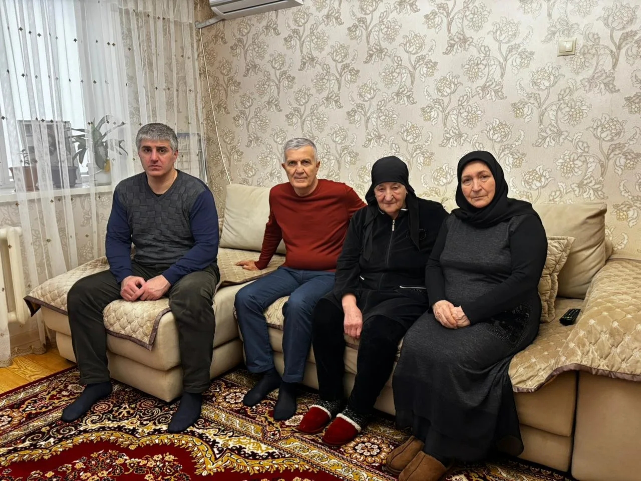 В Каспийске представители социальной службы Минтруда РД посетили семью Героя России Фархада Чаримовича  Худайнатова